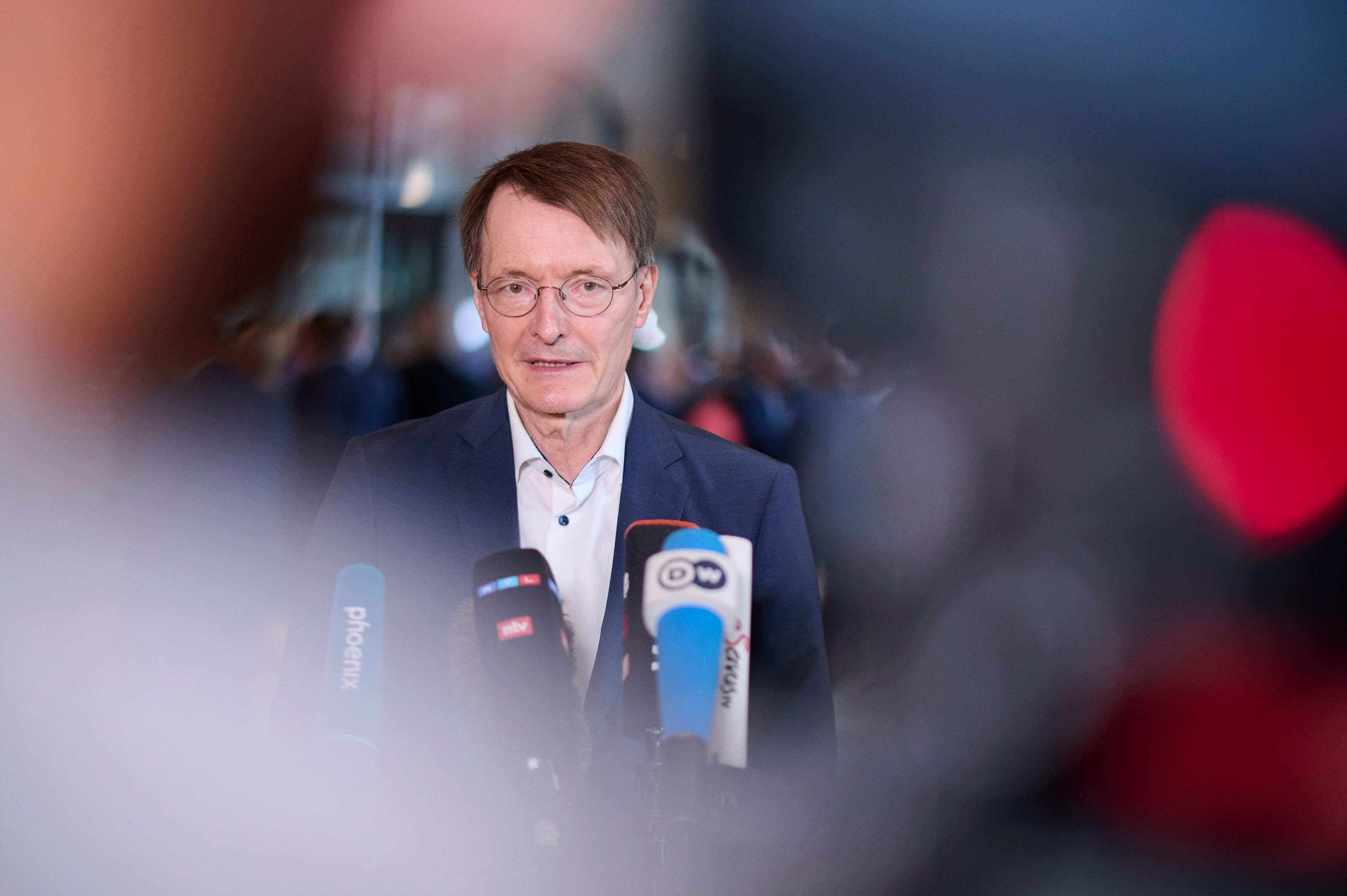 Berlin, Karl Lauterbach gibt Interview im Bundestag