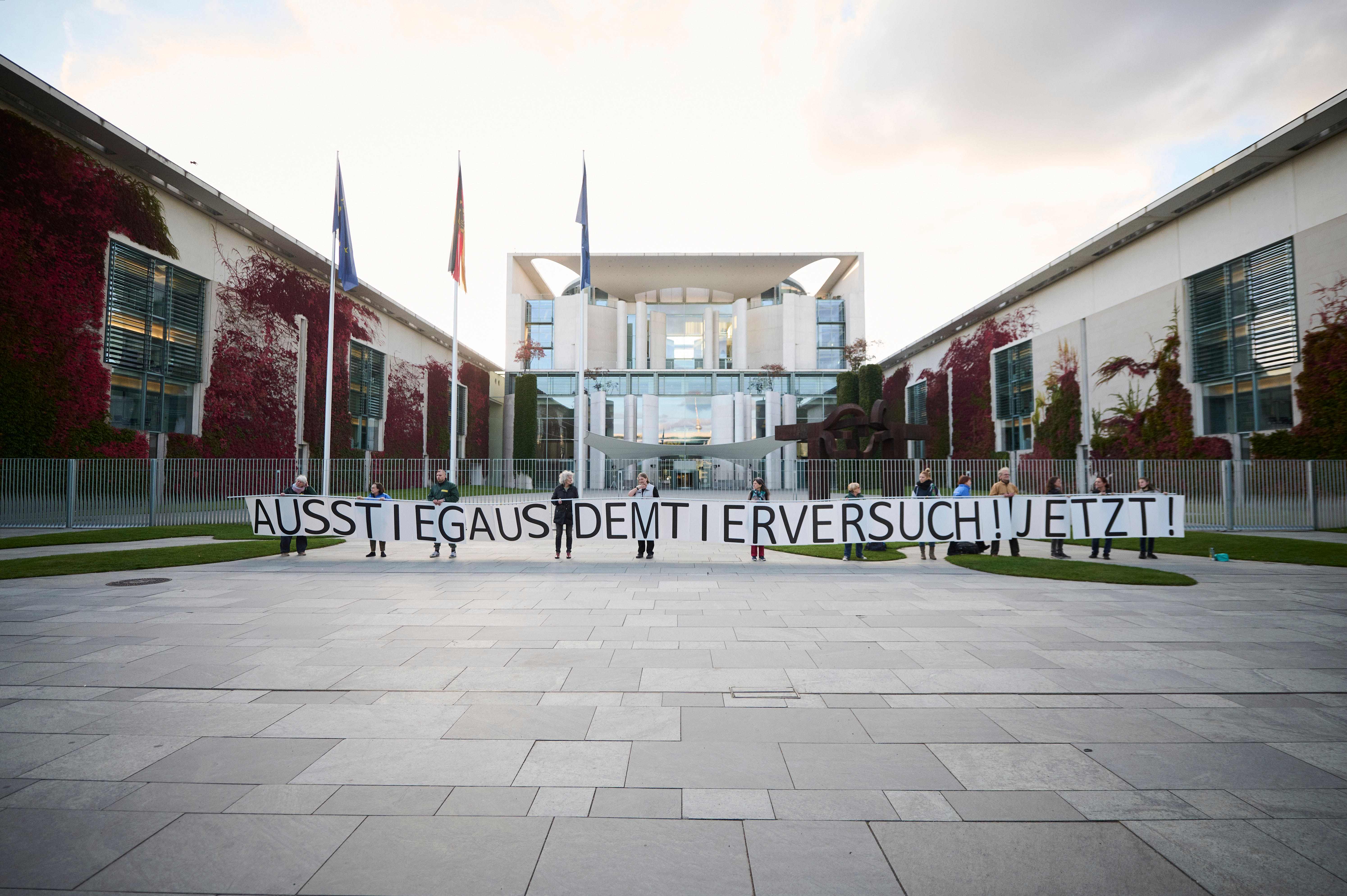 Berlin, Protest gegen Tierversuche vor dem Kanzleramt