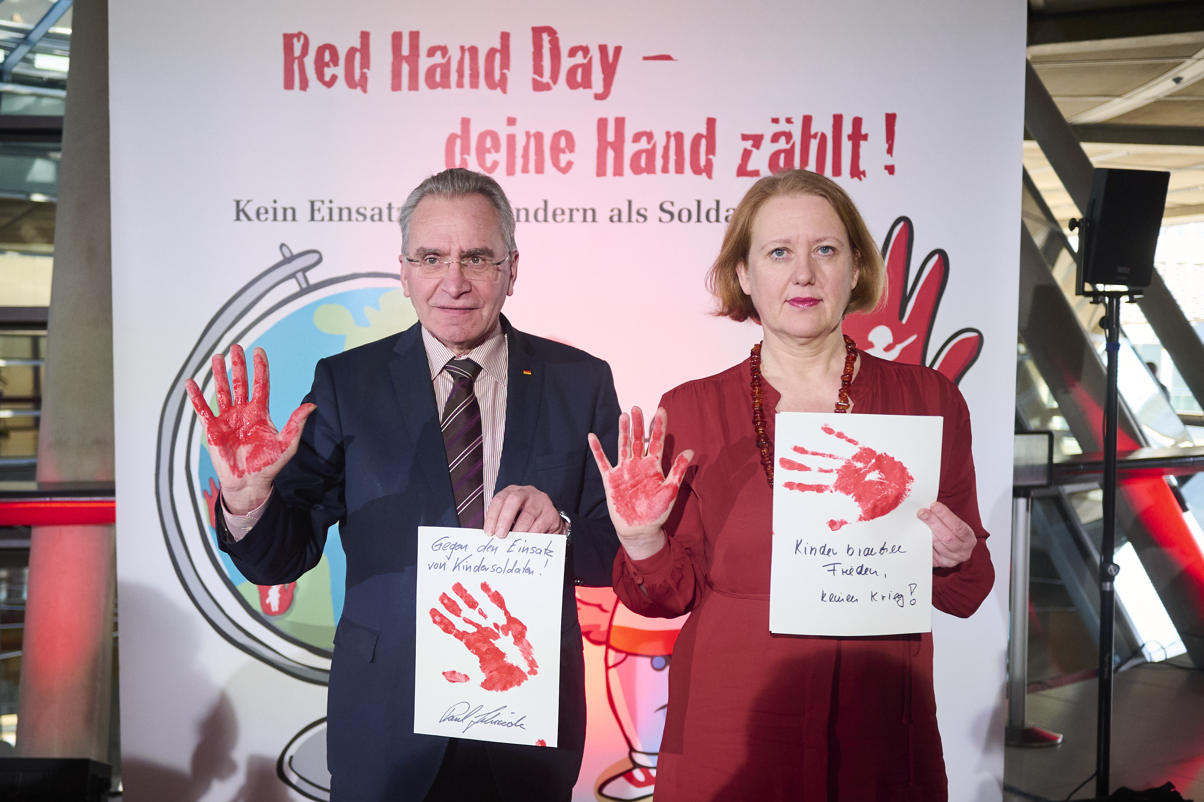 Berlin, Aktion Rote Hand im Bundestag