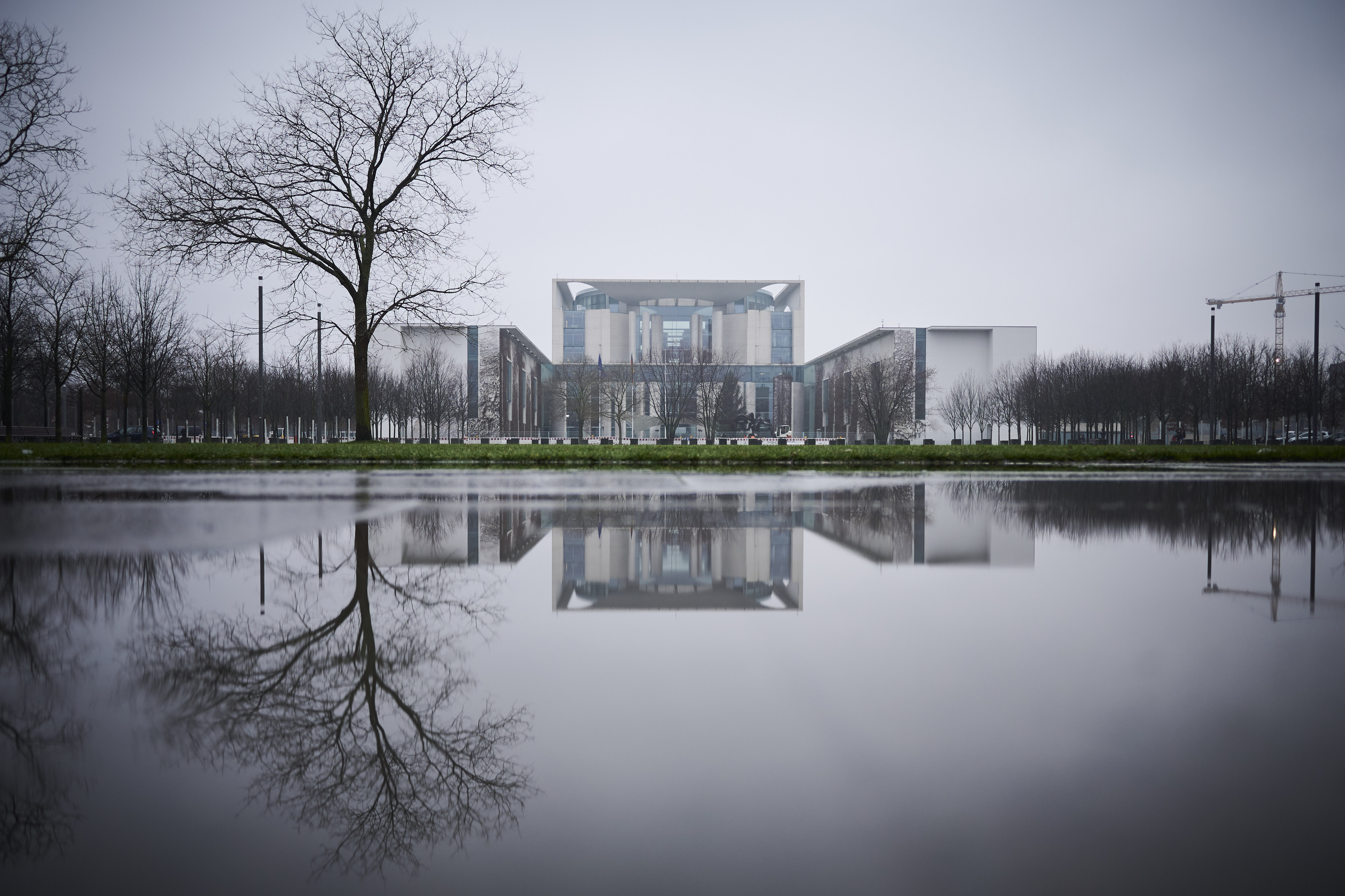 Berlin, Kanzleramt im Regen