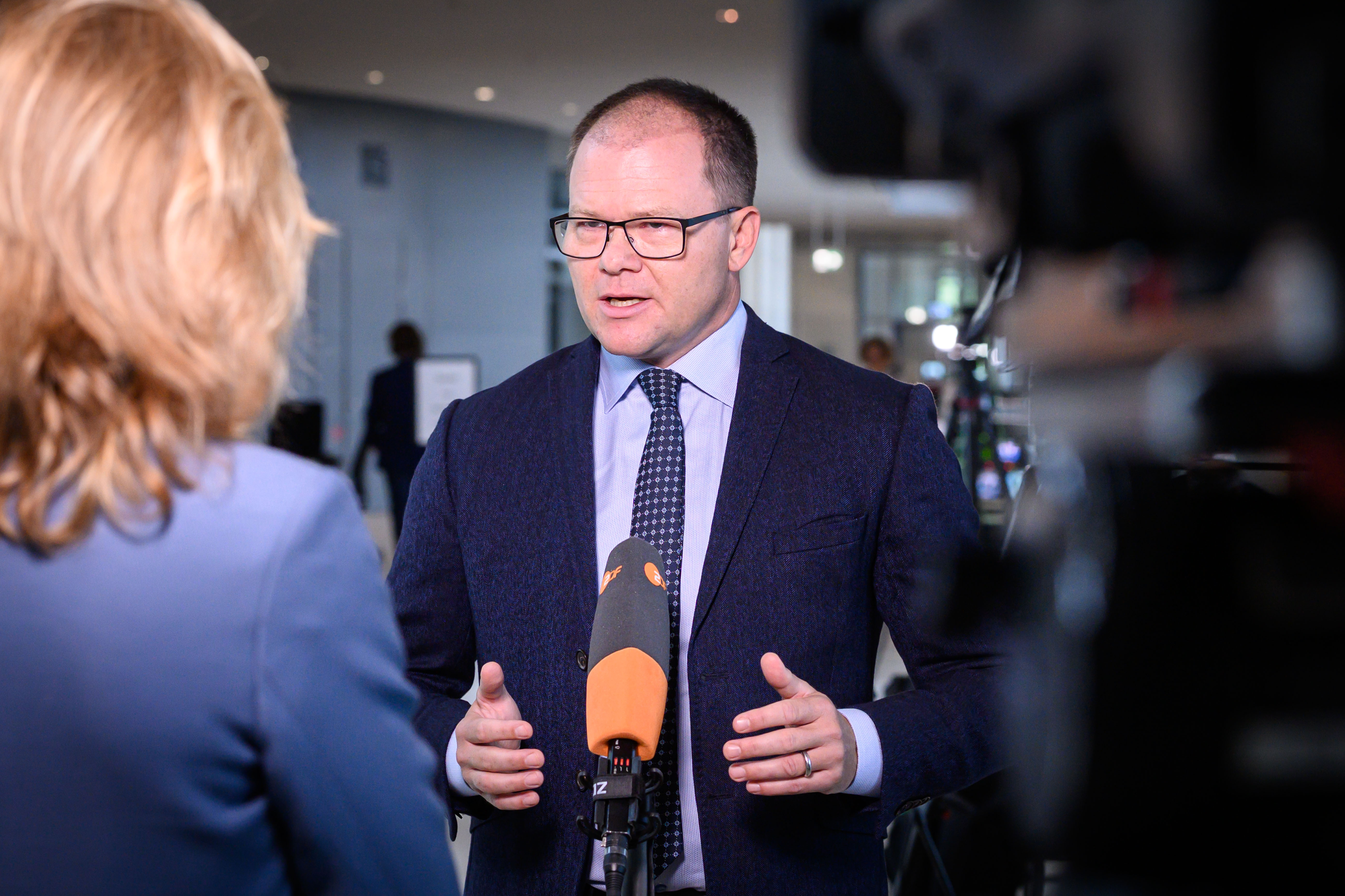 Berlin, Carsten Schneider gibt Interview im Bundestag