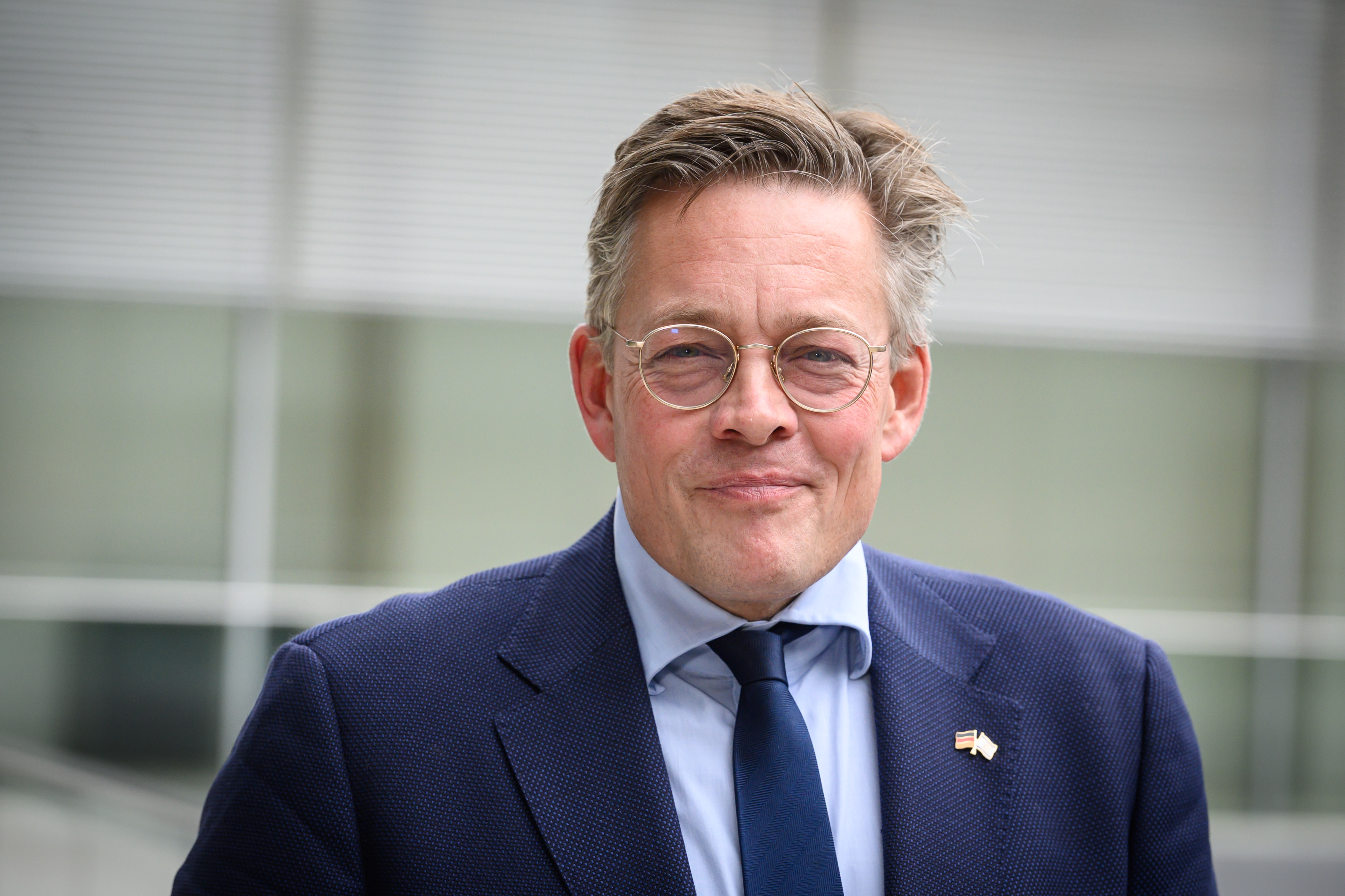 Berlin, Konstantin von Notz gibt Interview im Bundestag