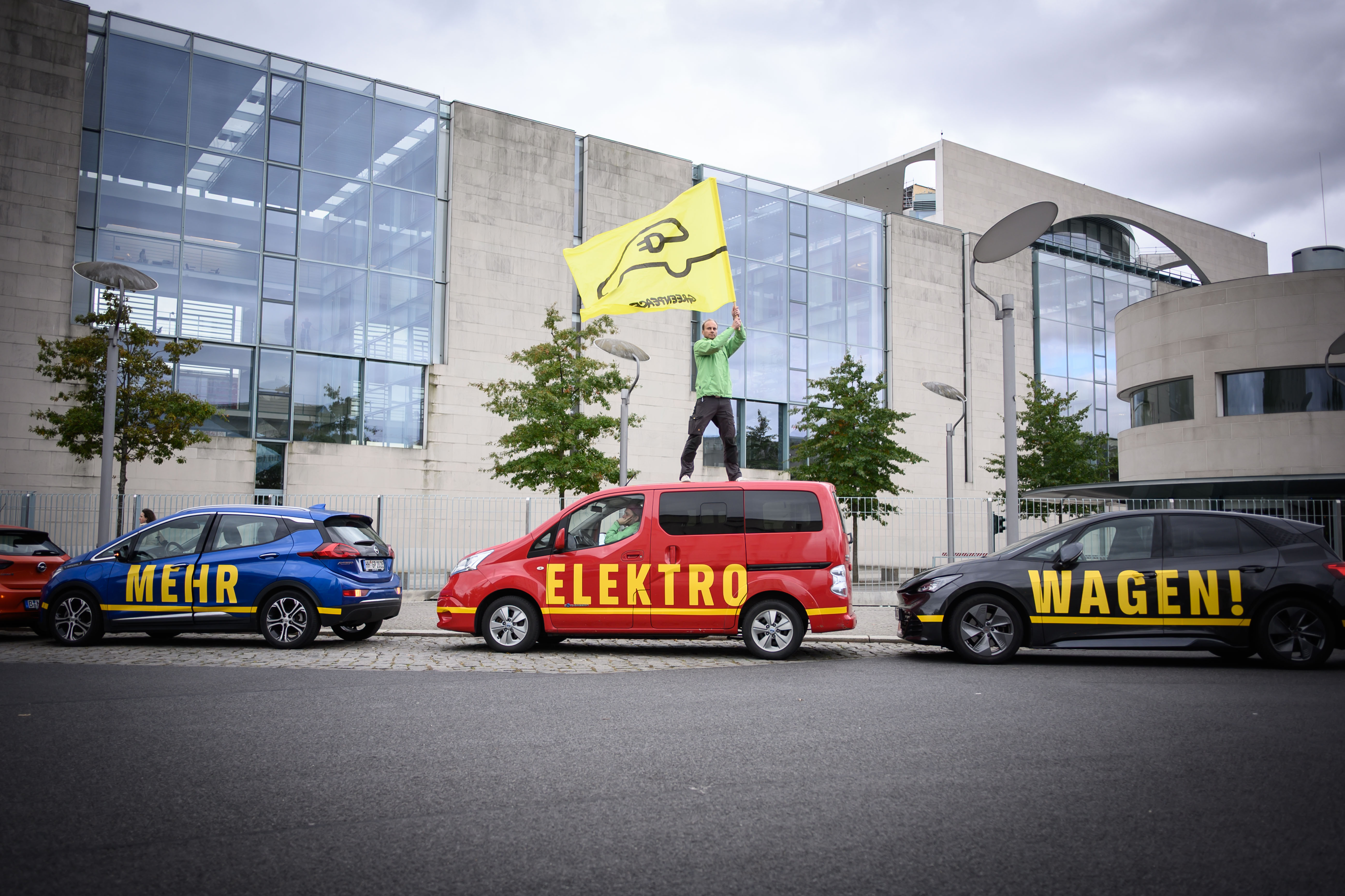 Berlin, Greenpeace Aktion vor Bundeskanzleramt