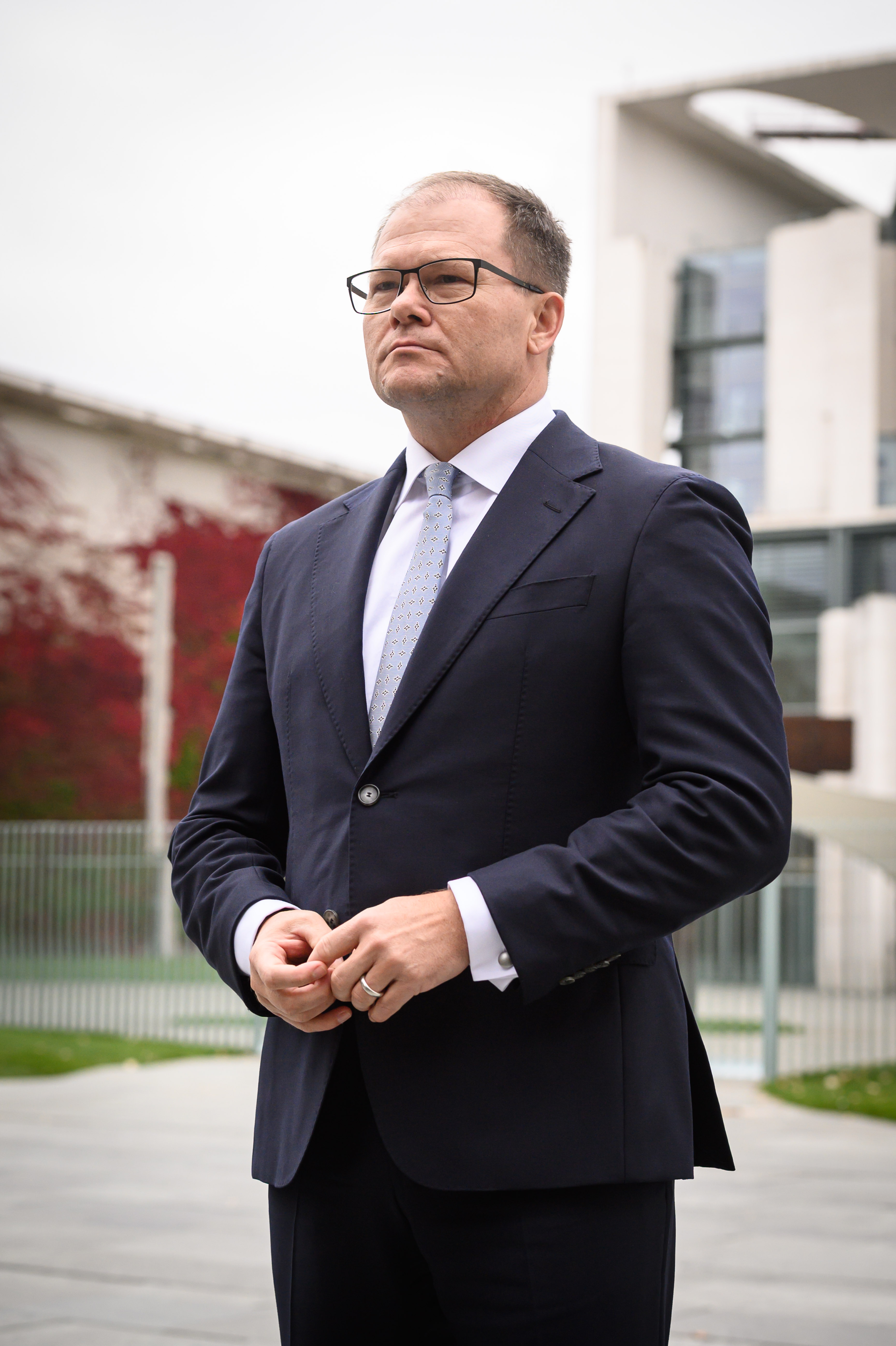 Berlin, Interview mit Carsten Schneider vor dem Kanzleramt