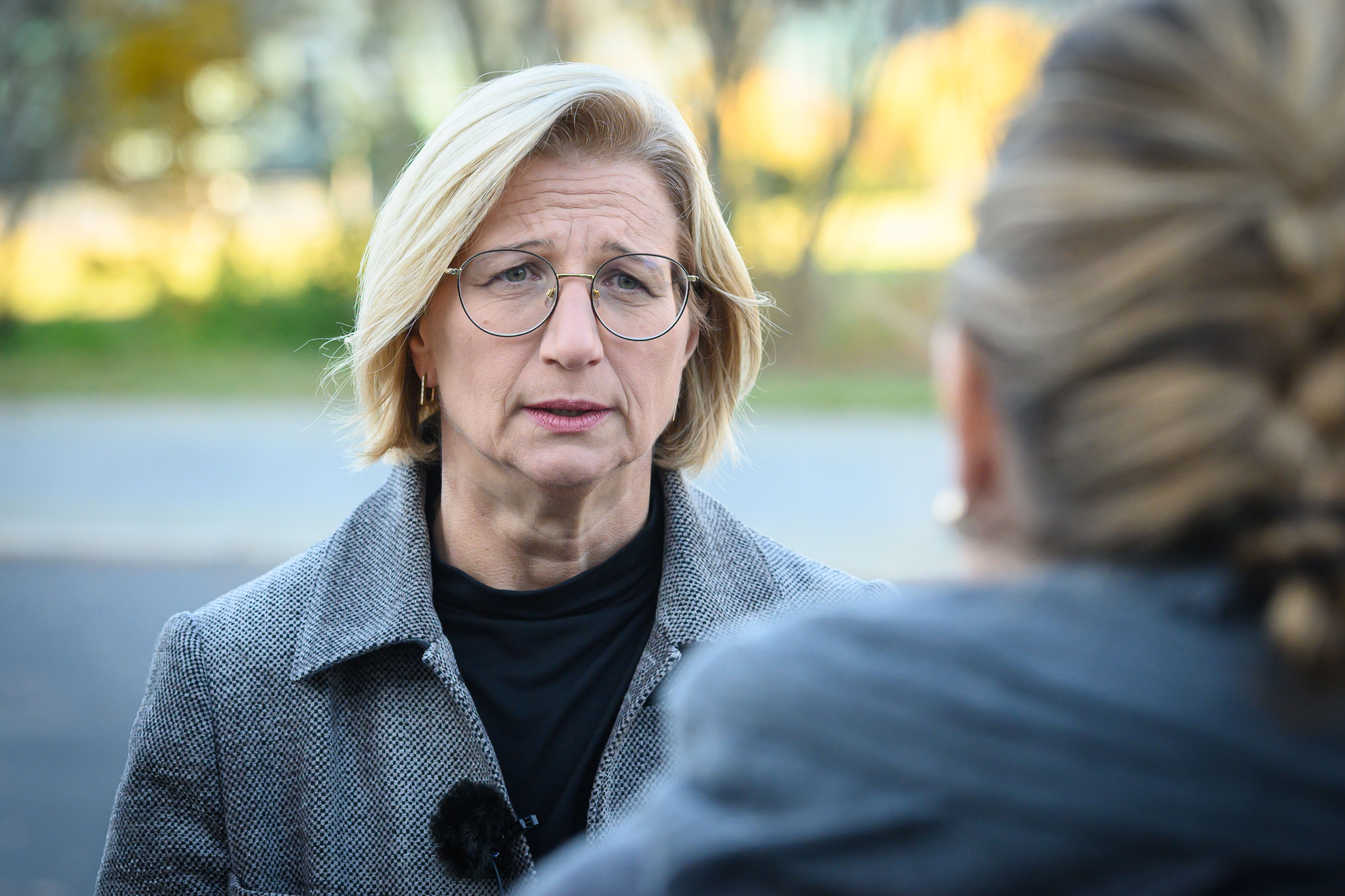 Berlin, Anke Rehlinger gibt ein Interview vor dem Bundeskanzleramt