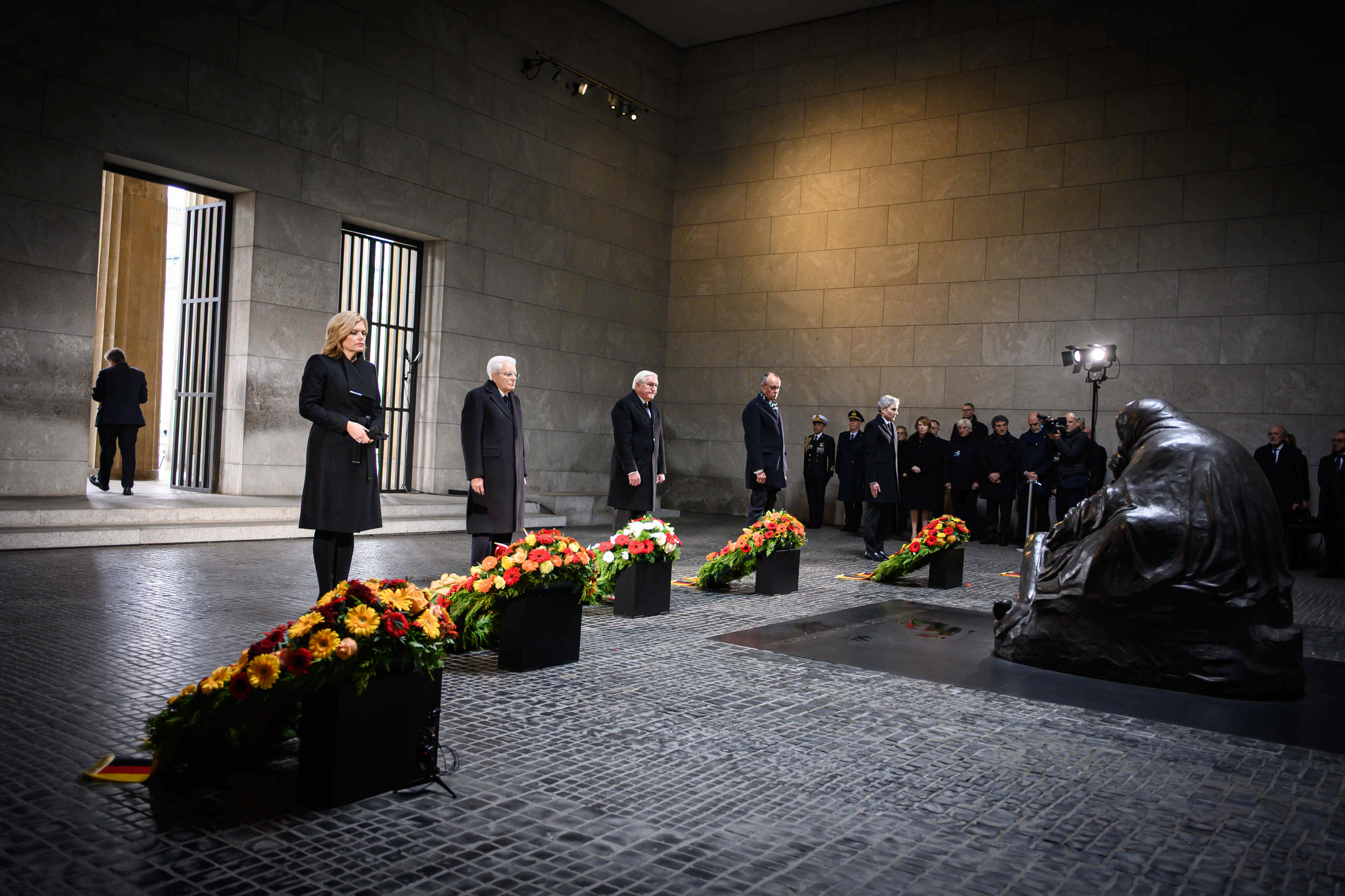 Berlin, Volkstrauertag - Kranzniederlegung zum Volkstrauertag in der Neuen Wache