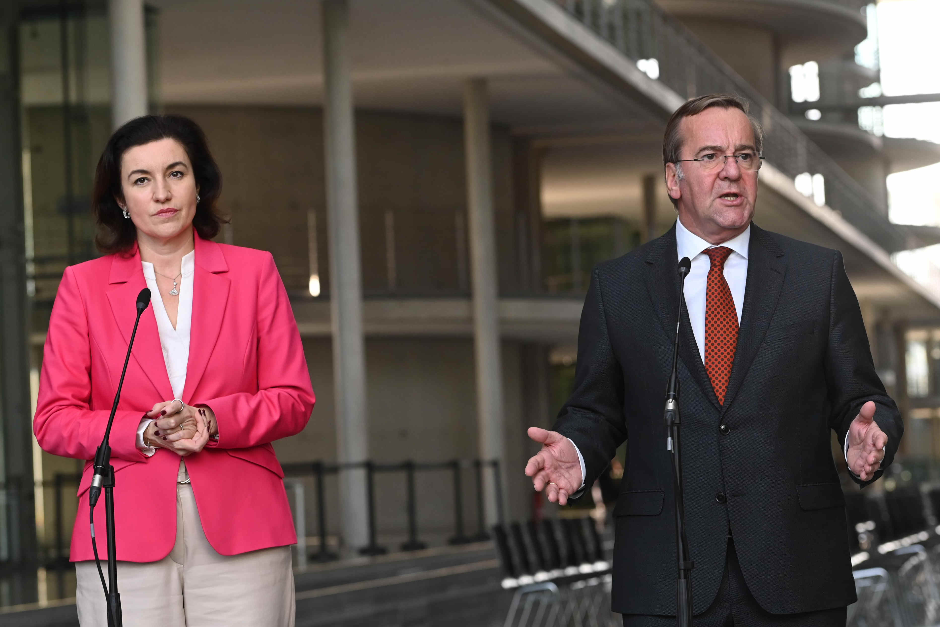 Berlin, Pressekonferenz Dorothee Bär und Boris Pistorius zur Weltraumsicherheitsstrategie der Bundesregierung